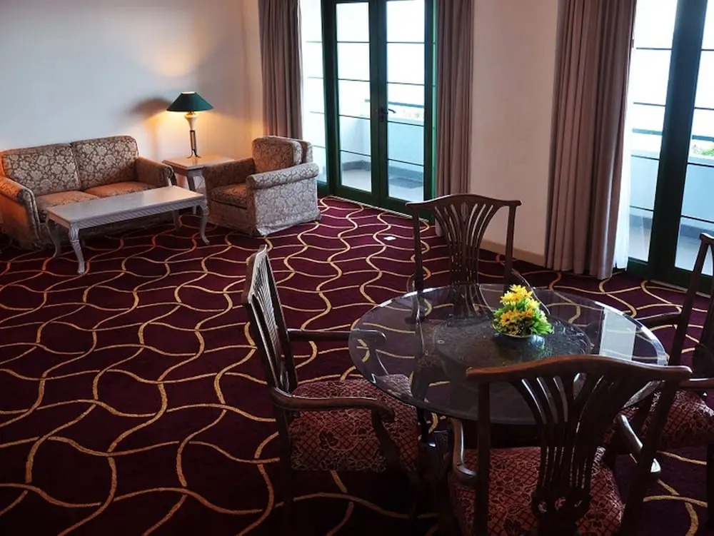 هتل اینا گراند دنپاسار